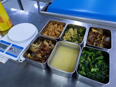 硬核配餐 一小時下線兩千斤米飯，鄭州企業以“媽媽的味道”打造餐飲管理新標桿